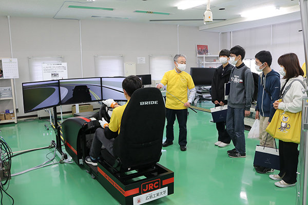 3つの柱であるロボット・自動車・生産技術の施設や、学生が行っているフォーミュラ活動の様子を紹介した知能機械工学科