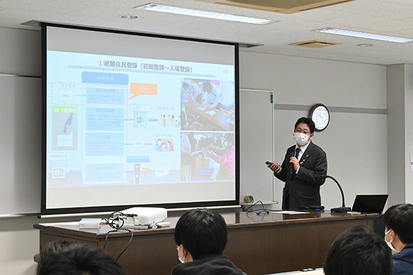 本学では広島市安佐北区落合学区で実施された避難訓練において、RFIDタグの導入を検証した事例を紹介
