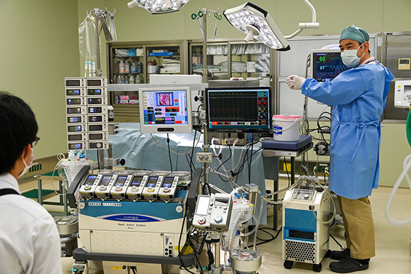 人工心肺装置について説明する生体医工学科の前田教授