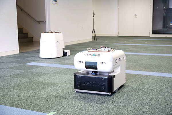 建物側とデータをやり取りしながら、ロボットがフロア内を自律走行