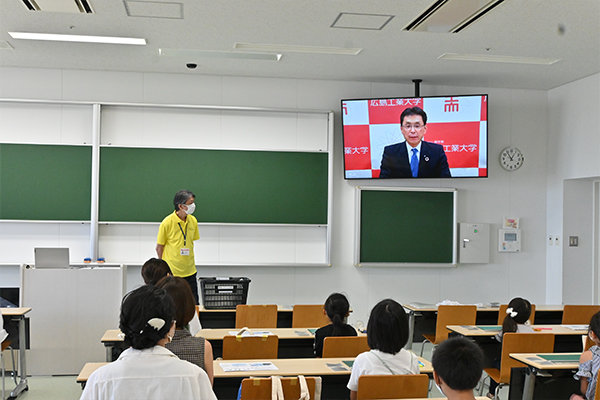 「これからは挑戦の時間です。楽しんでください」という長坂学長の挨拶からスタート
