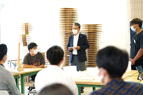 発表会冒頭、「発表される移動式茶室が、日本やイギリスで実現することを期待します」とスピーチする鶴理事長