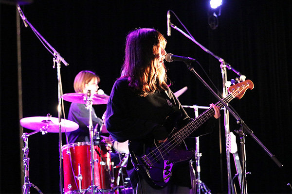 ドラムとベースのリズム隊に女子学生が活躍していたフォークソング部。近畿大学との合同ライブや卒業ライブを控えている