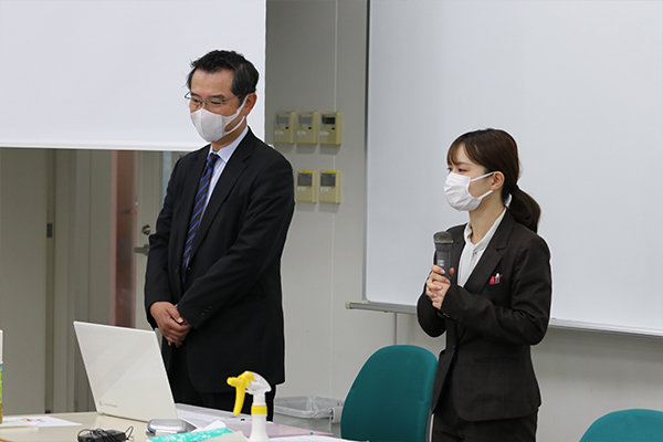 工学分野の学生たちに課題を伝える藤井医療器株式会社の藤井社長と幸田さん