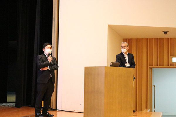 かつての恩師である清水教授と共に舞台に立ち、学生からの質問に答える藤井さん