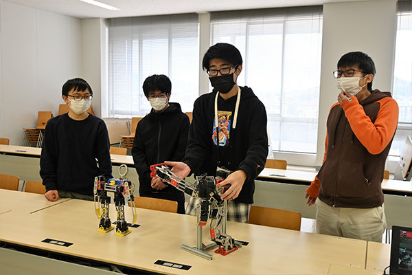 2足歩行ロボットを研究し、大会出場も目指すロボット研究部