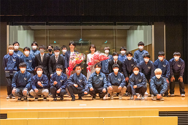 力を合わせてスポーツ講演会を実施した体育会本部のメンバーと金藤さん、広瀬さん