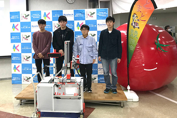 敢闘賞を受賞したHIT-Robotics Team Green Gearのメンバー