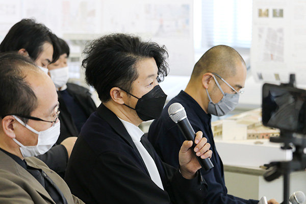 建築家の藤森さんと小松さんは、本学で非常勤講師として指導をされています