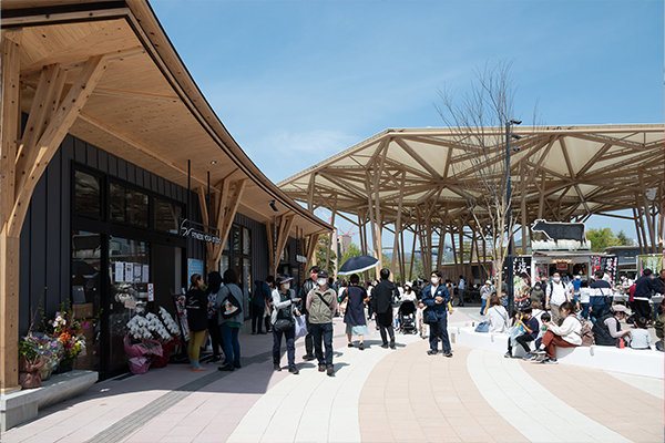 折り鶴がモチーフの「大屋根ひろば」と商業施設「SHIMINT HIROSHIMA」に囲まれる「HIROSHIMA GATE PARK PLAZA」