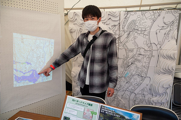 「災害時の水の動きなどを3Dハザードマップに投影できるプロジェクションマッピングです」と高橋さん