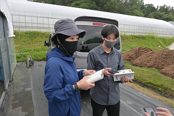 小松菜の栽培方法について、学生が吉山農園の吉山さんにインタビュー