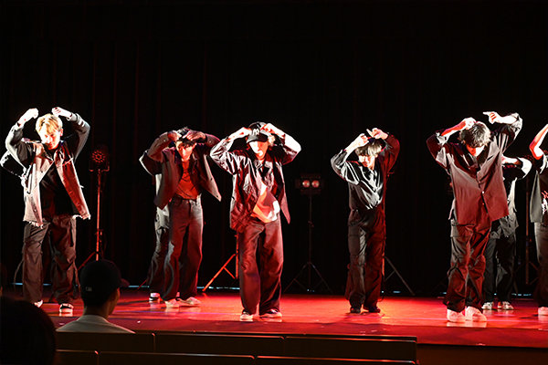 HIPHOP、ブレイク、K-POPの3ジャンルに分かれて練習するダンス愛好会が大トリを務める