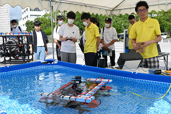 海で作業するロボットのリモコン操縦を参加者が体験（知能機械工学科）