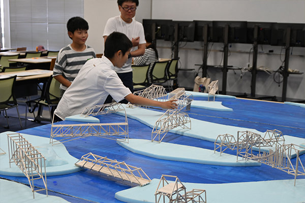 各自がデザインしたユニークな橋が、瀬戸内海にみたてたボードに並ぶ
