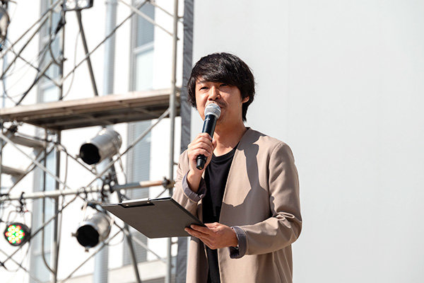 司会は広島FMのパーソナリティなどで活躍する山本将輝さん。テンポよく楽しいトークで会場を盛り上げる