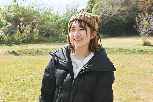 高校の先輩に誘われてプロジェクトに参加した松﨑さん。ベンチ制作も彼女が中心になって行った