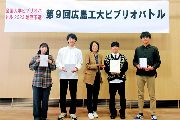 図書館長の遠藤教授と、優勝した川上さんを中心に発表者全員で記念撮影