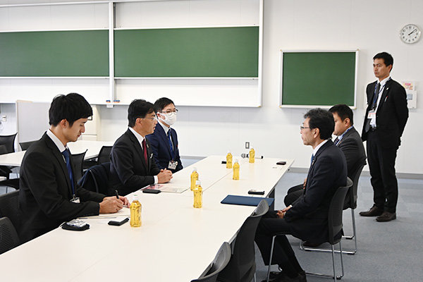 長坂学長は香川県の企業や公務員への就職状況について問いかける場面も