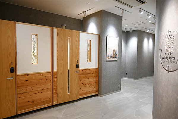 スギ材やカキ殻を溶かした漆喰などは広島県産材を多用し、温もりのある空間を演出
