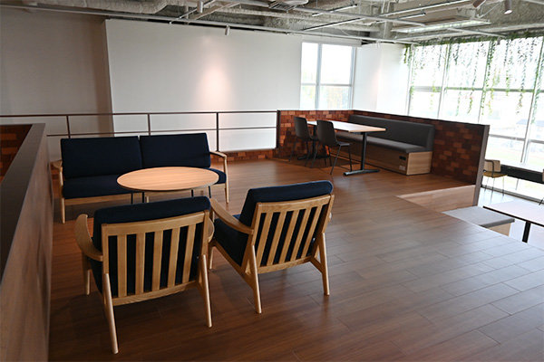 ステップごとに雰囲気の異なる家具を配置。テーブルには十分な数のコンセントも用意した