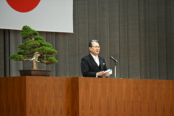 鶴理事長・総長は「大学で培った知識や人を思う心を、いつも胸に抱き社会で活躍してほしい」と激励する