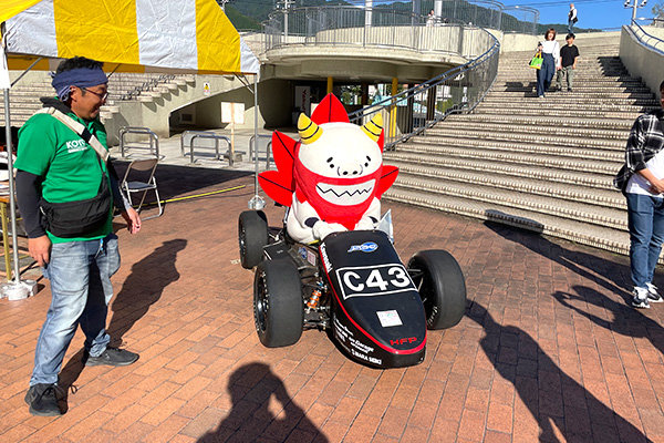 高陽町商工会のイメージキャラクター「こうしろー」が乗車