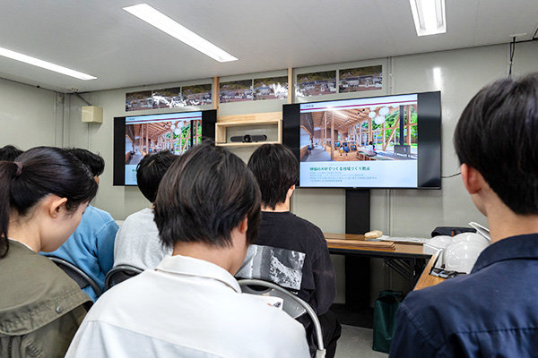 最初に工事概要の説明を受けました