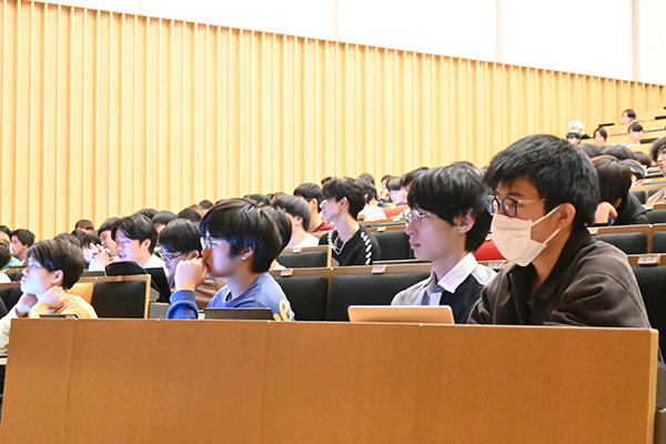 学生たちも話に引き込まれ、熱心に耳を傾けていた