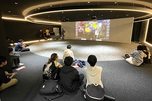 試合開始は19時、学生や試合関係者が観戦を楽しんだ