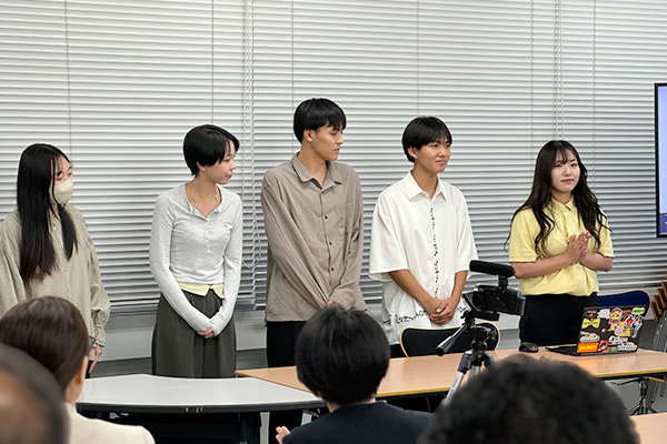 髙田研究室は5人が考案したデザインを発表