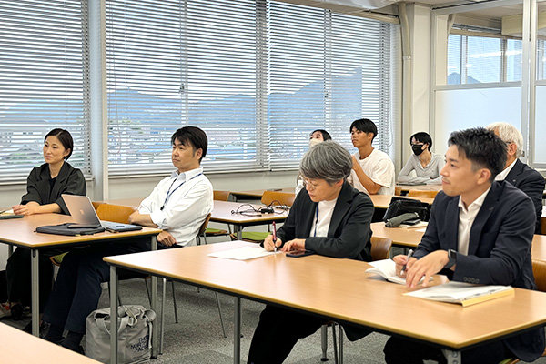 熱心にプレゼンテーションを聞く淡路電気工事職員の方々