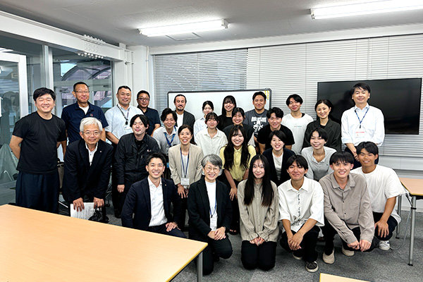 関係者全員で集合写真を撮影