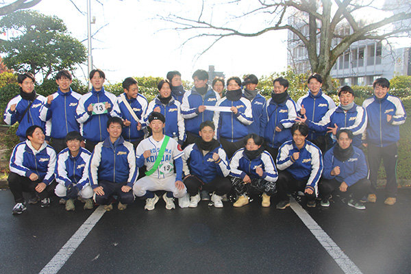 硬式野球部は、ランナー以外の部員もユニフォーム姿で応援に駆け付けた