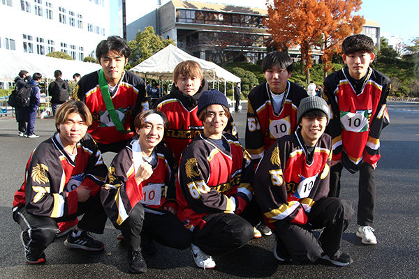 スケート同好会も赤のユニフォームを着て参加