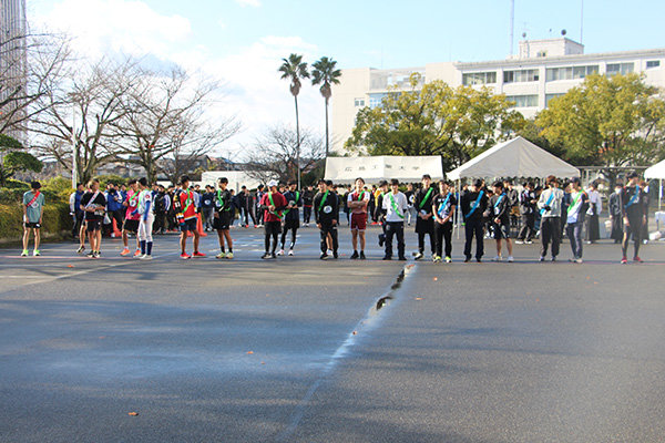 ウォーミングアップをし、スタートラインに立つ