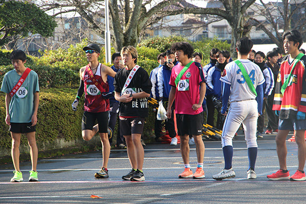 スタート直前、緊張した面持ち