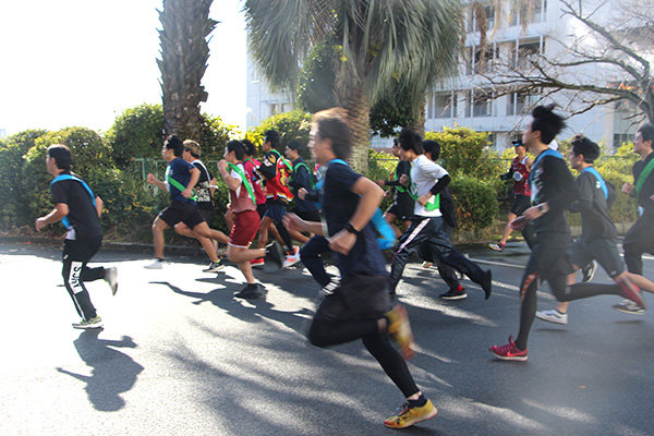 合図と共に各チームの第1走者が勢いよく走り出した