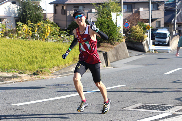 颯爽と坂道を駆け上がる陸上部Aの第一走者