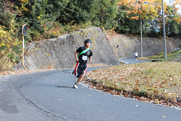 キャンパスの外周を走るコースは、標高差が89メートルとアップダウンが激しく厳しい