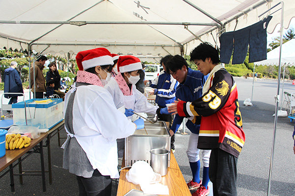 完走後は豚汁が振る舞われ、走り終えたランナーの疲れを癒す