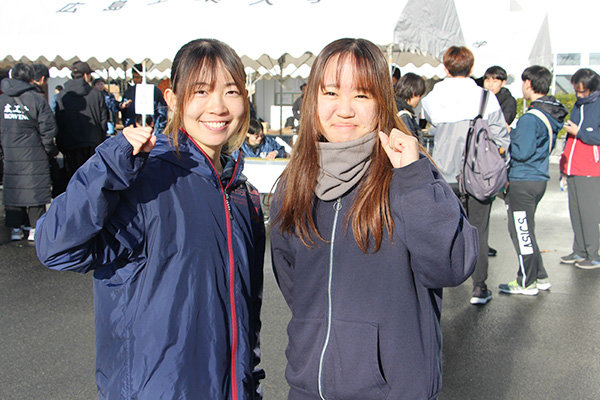 陸上部に所属する入江さん（左）と、土井さん（右）