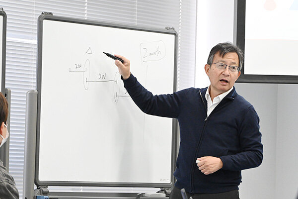 講師は同社人事部の松岡さん。プロジェクトマネジメントの国際資格を持ち、数々の研修を行っている