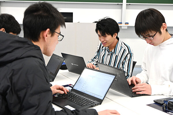 リーダー・タイムキーパー・書記を分担し、自分たちの思いや、諸条件を言語化してプロジェクト記述書を作りこむ