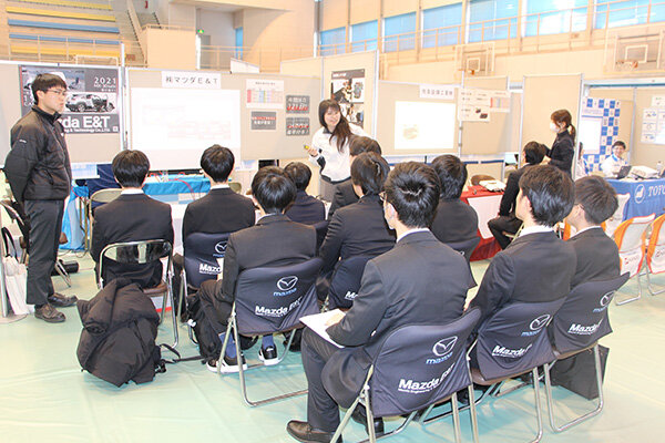 社風についてなど、学生が積極的に質問する場面も