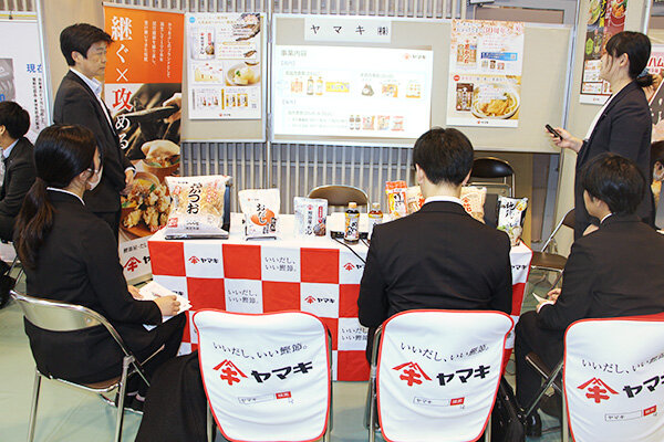 食品関係の企業もたくさん出展した