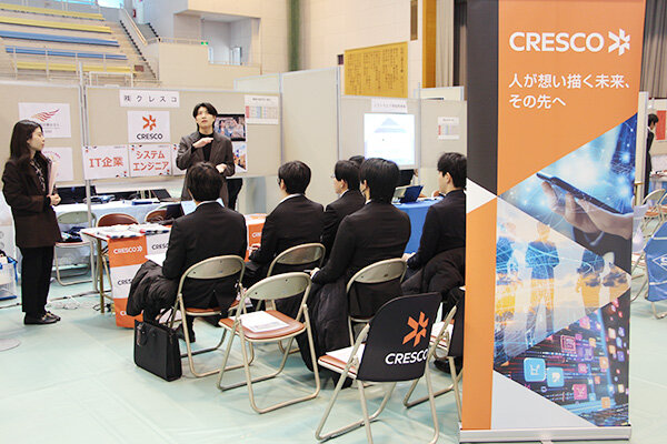 IT企業のブースには、情報学部の学生が多く着席した