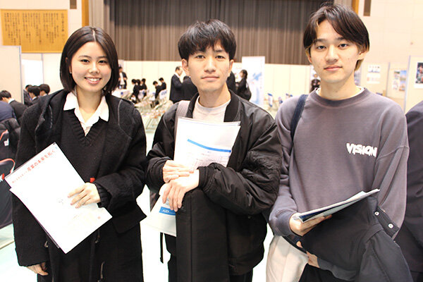 左から村上さん、新納さん、村岡さん「興味がある企業が見つかった」と話す