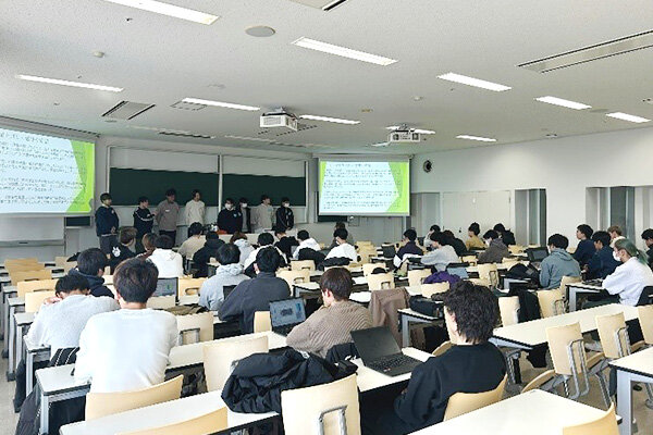 班ごとにわかれて発表を行った