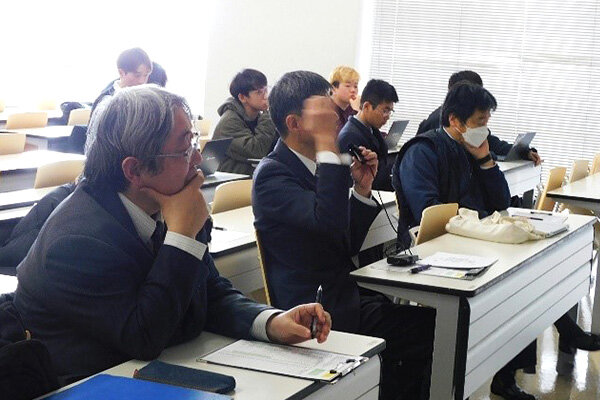 質疑応答では、厳しい意見も